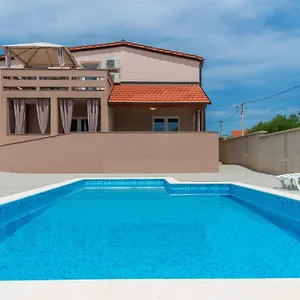 apartmani-krak.hotelinzadar.com/